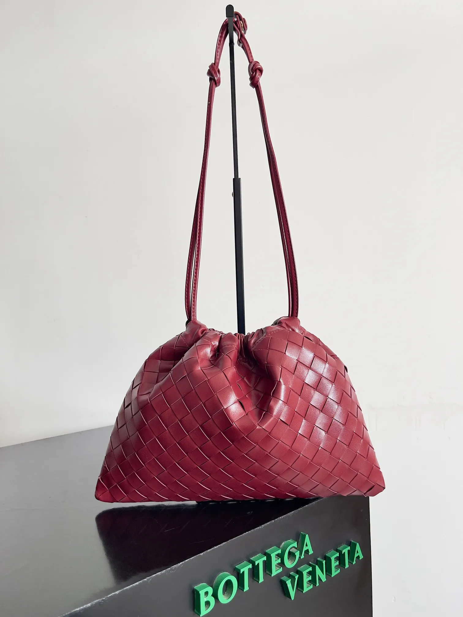 Batch 1560 Armpit bags have become a fashionable item that every girl has in their hands in recent years🛍️. The elegant and simple style has won the love of many people of different ages. However, there is an unavoidable trouble with armpit bags, that is, the capacity is too small, and BOTTEGA VENETA’s new Dustbag Considering people's travel needs, the capacity of garbage bags has been greatly upgraded. Folding umbrellas, water cups, and girls' makeup powder and lipstick can all be accommodated. It is very light and resistant to dirt. Even if you have a lot of things when traveling, it can reduce the burden to a certain extent. The shoulder straps are buckled and can be changed at will. It can be used for hand holding or as the liner of a large bag. After the drawstring is drawn, it looks like a cloud bag. It is very suitable for concave styling when traveling in summer🙋🏻‍♀️ Style number: 796728 Size: 32*23*1cm